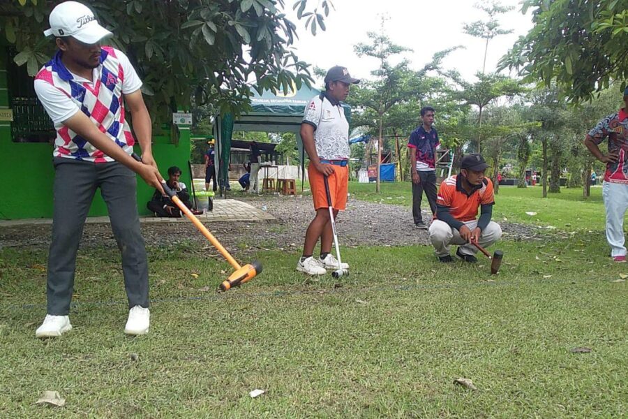Para atlet dari Jawa Tengah dan DIY mengikuti latihan bersama di Hutan Kota Gergunung, Klaten Utara, Klaten, Sabtu (19/2/22).