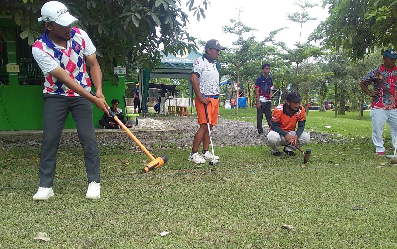 Para atlet dari Jawa Tengah dan DIY mengikuti latihan bersama di Hutan Kota Gergunung, Klaten Utara, Klaten, Sabtu (19/2/22).