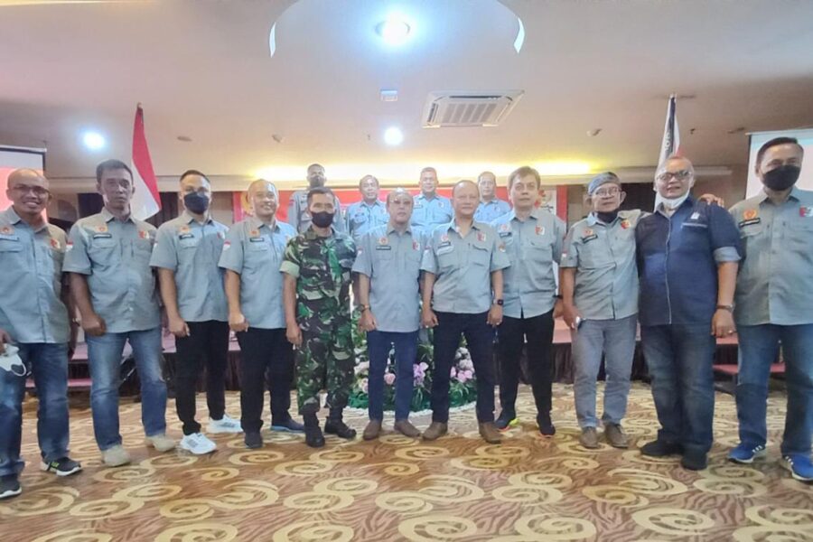 Pengurus Perbakin Klaten periode 2021-2025 bersama pengurus KONI Klaten dan perwakilan TNI/Polri.