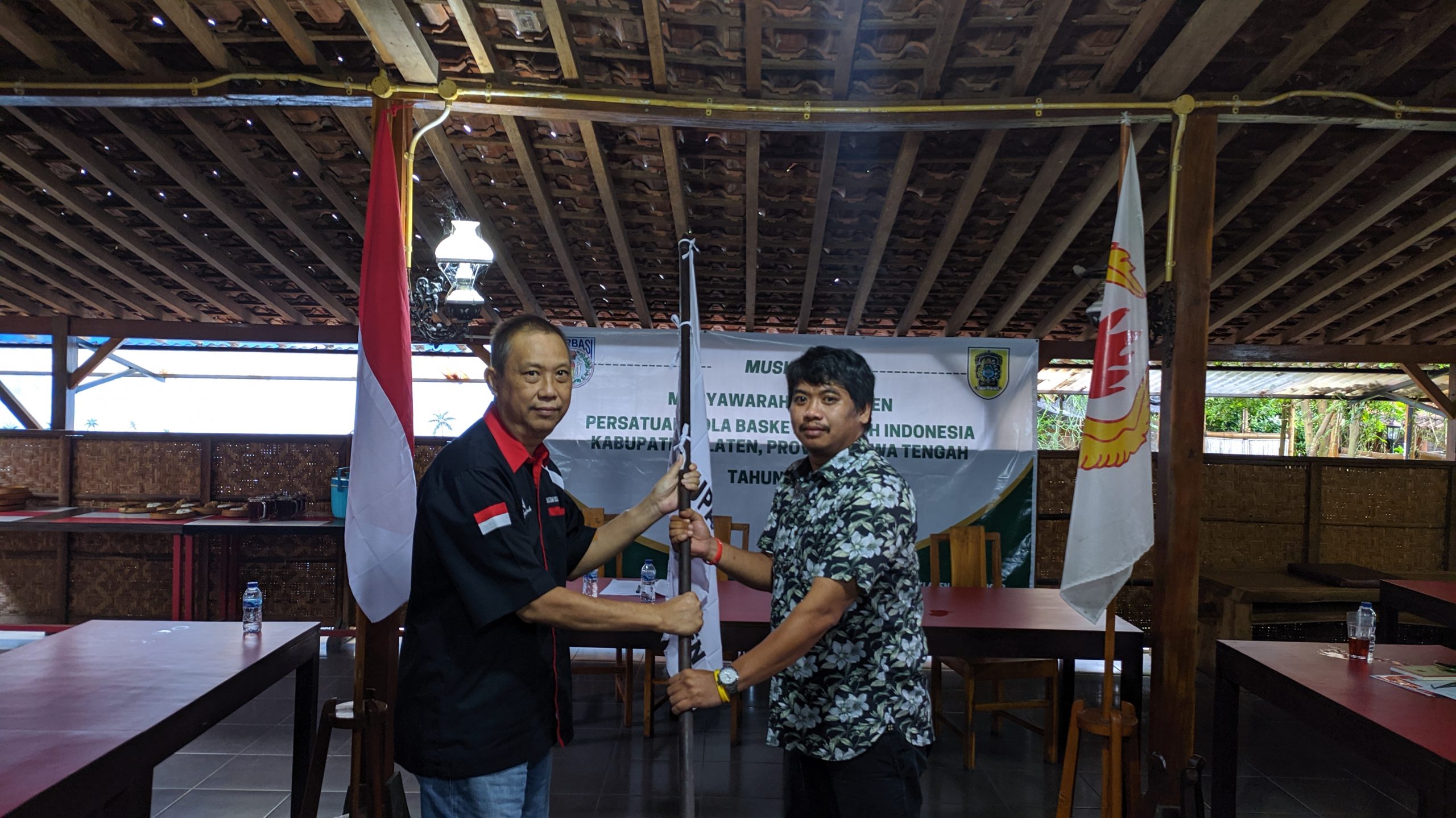 Sekretaris Umum PERBASI Jateng Menyerahkan Bendera PERBASI Kepada Ketua Baru