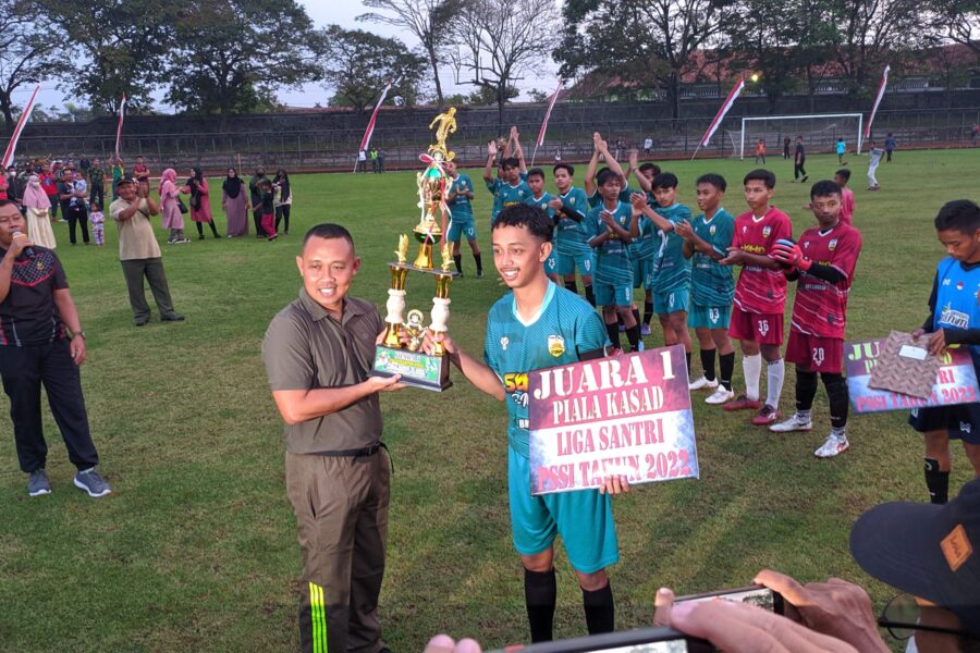DANDIM 0723 Klaten Menyerahkan Piala Kepada Kapten Juara 1