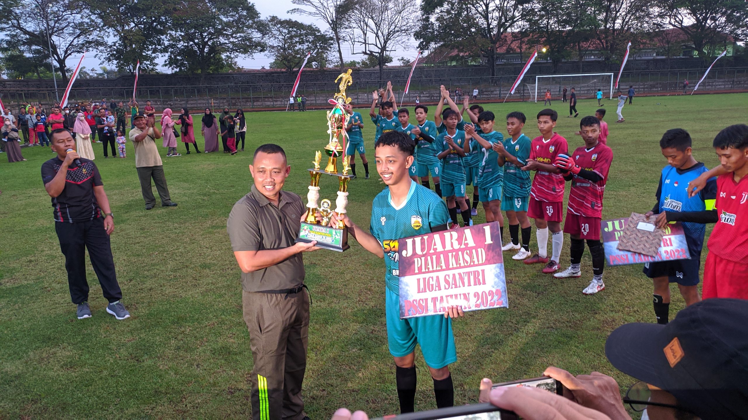 DANDIM 0723 Klaten Menyerahkan Piala Kepada Kapten Juara 1