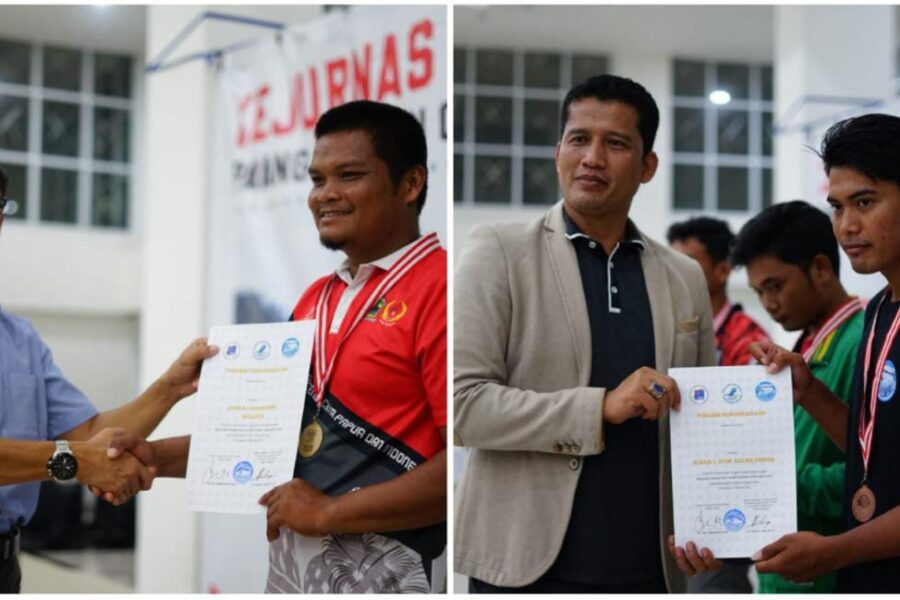 Isah Iriawan dan Fajar Hida meraih menerima medali pada Kejurnas Gantolle di Padang Pariaman, Sumbar.