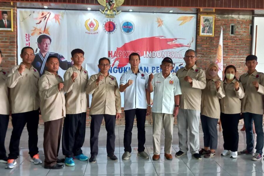 Ketua Hapkido Indonesia Jawa Tengah George Lunarso Asianturi dan Sekretaris Umum KONI Tarmuji bersama pengurus Hapkido Klaten.