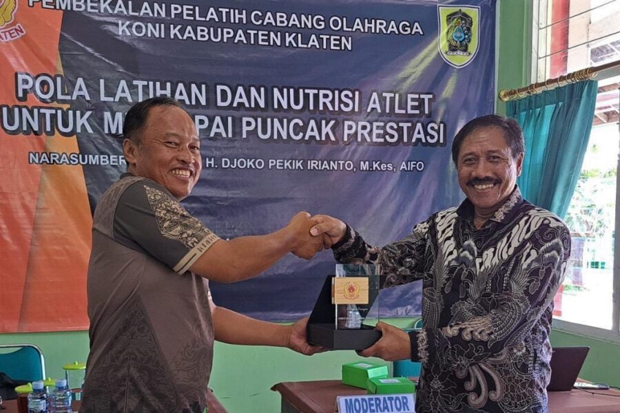 Ketua Umum KONI Klaten Parwanto menyerahkan cinderamata kepada guru besar UNY Prof Dr Djoko Pekik Irianto, M.Kes, AIFO.