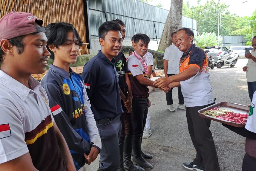 Ketua Umum KONI Klaten Parwanto mengalungkan medali kepada atlet berkuda Pordasi Klaten yang lolos seleksi khusus nomor jumping.